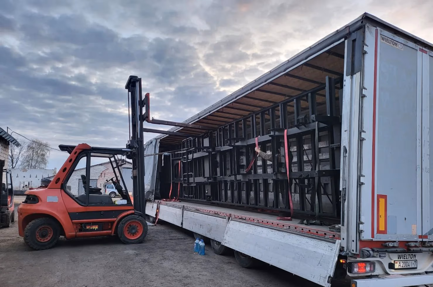 Өндіріске арналған бөлшектері бар шатырлы жүк көлігі